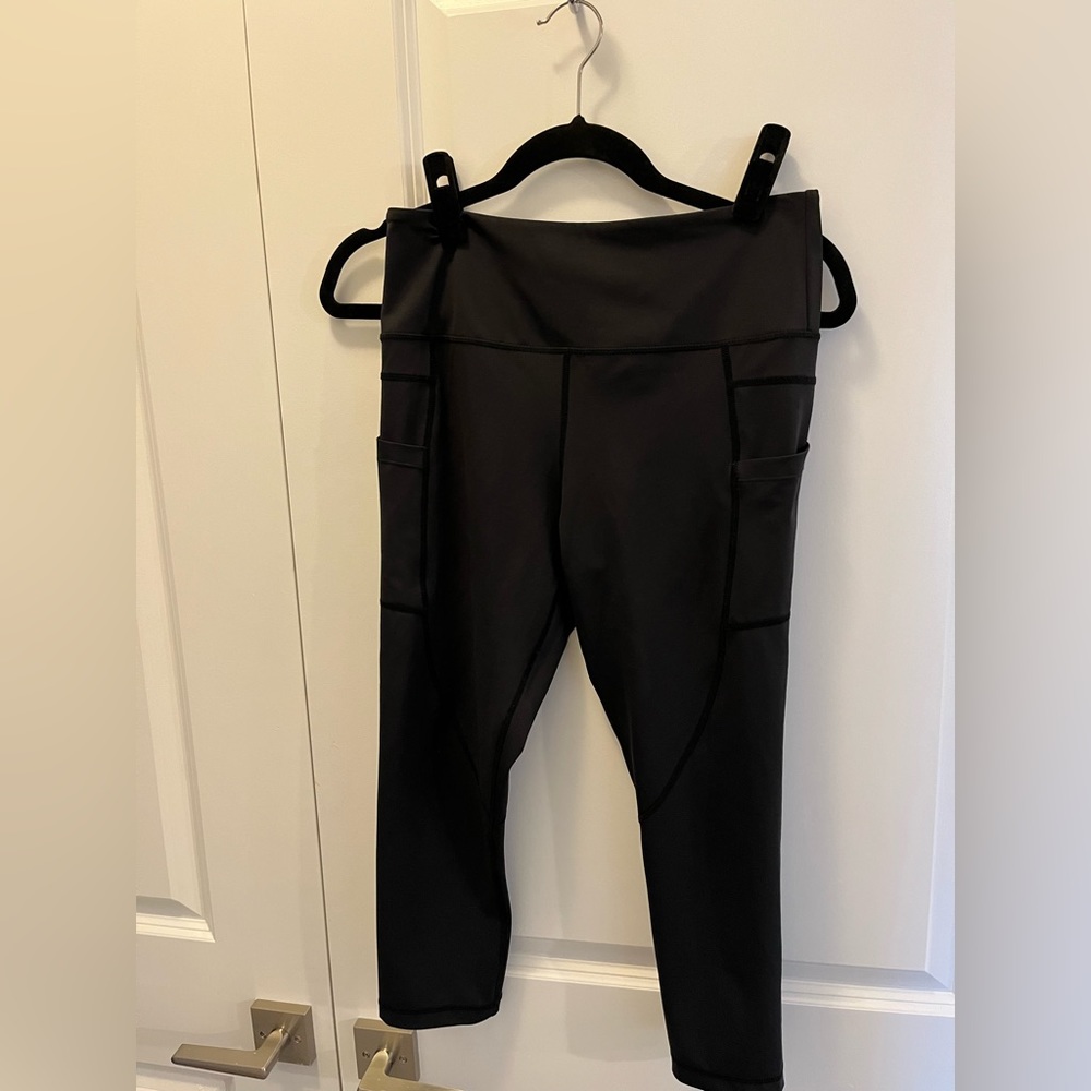 ZYIA Pocket Light & Tight Black High Rise Crop Leggings M, 19” length no pilling